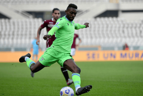 今晨英超焦点战；拉齐奥远射贴柱；气氛紧张；阵容厚度经受考验的简单介绍